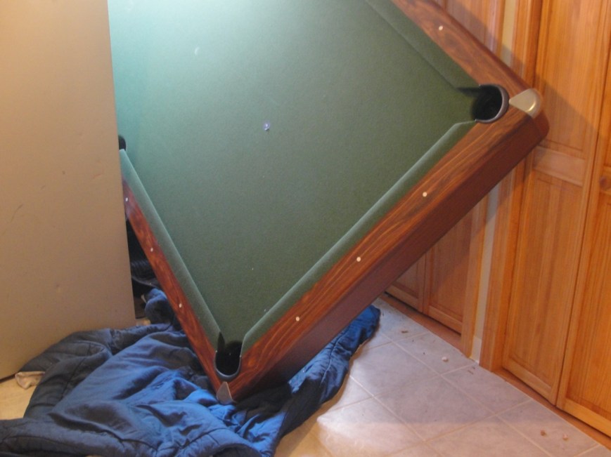 Pooltable in door