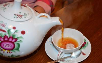 krimizeit-in-ostfriesland-mit-tee-und-kluntje-Tee_mit_Kluntje_AB_faf2c192fb